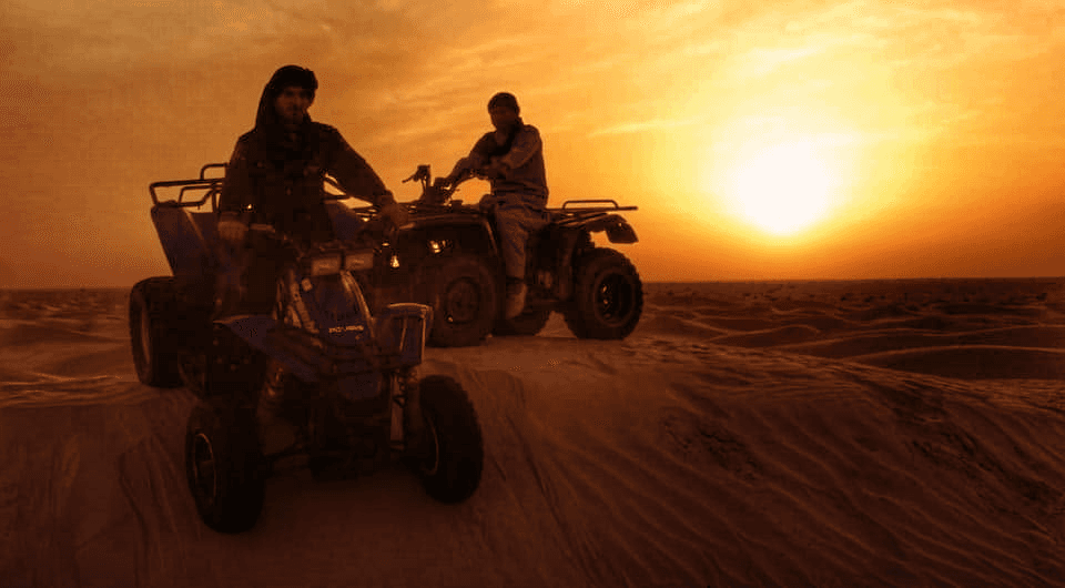 Quad che attraversano il mare di sabbia