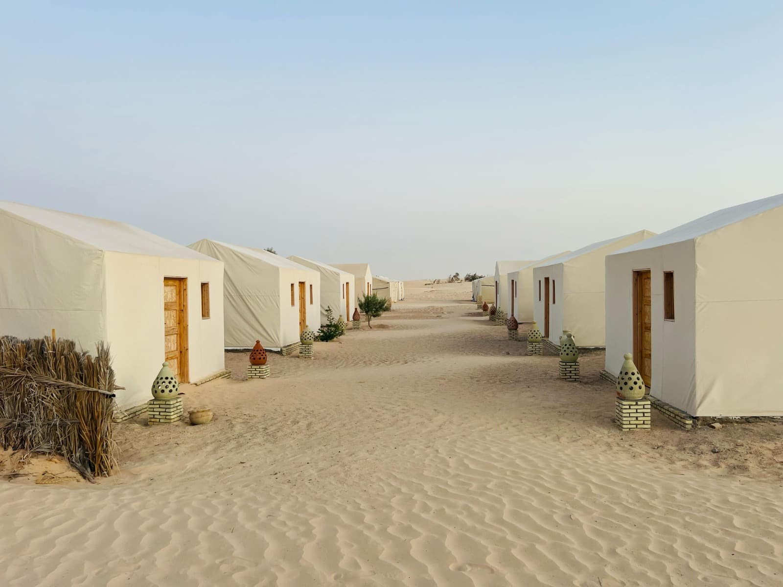 Una notte intera all'accampamento di Sabria — cena sotto le stelle, un vero letto in una tenda di tela, e le dune proprio fuori dalla porta.