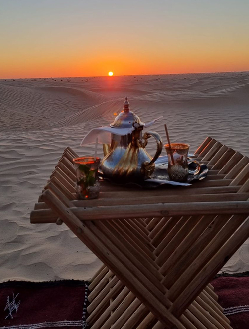 the avec le coucher de soleil au desert